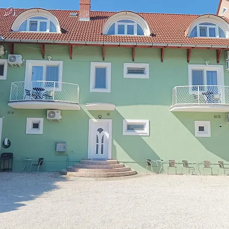 Lillybeth Sunset - Balaton בית הארחה 3*